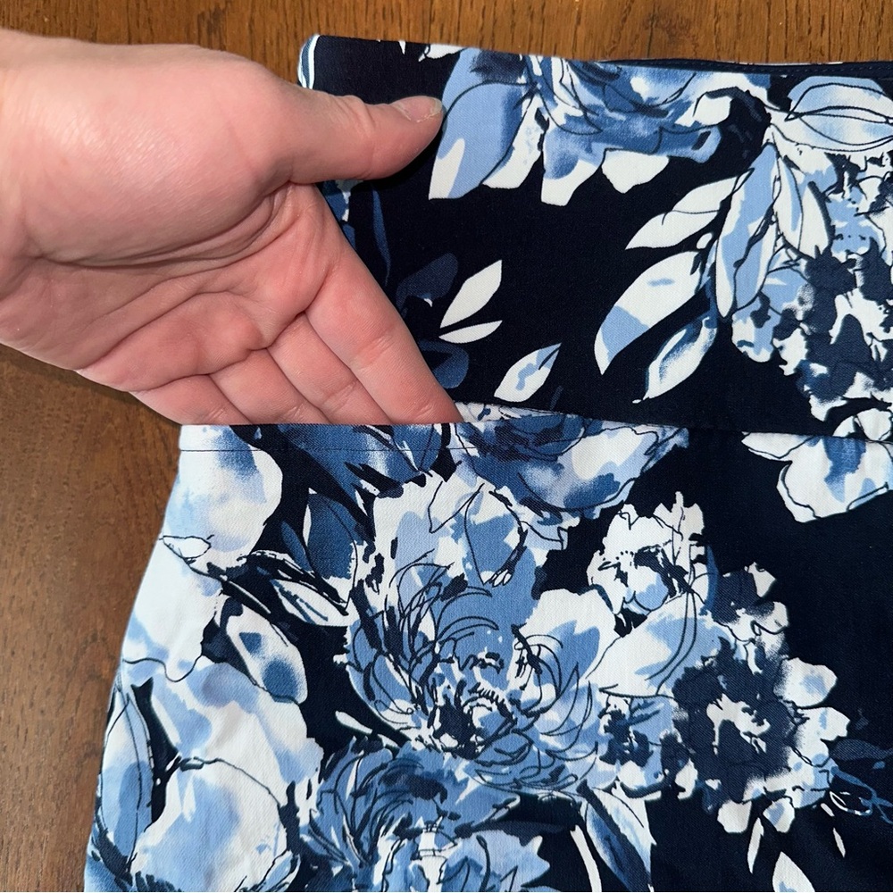 S.C.&Co. Blue Floral Pull-on Skort L Stretchy Lined Pockets Golf Tennis NWOT - Picture 2 of 6